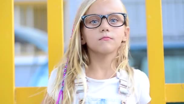 少女の青い瞳と黒いガラスのクローズ アップ — ストック動画