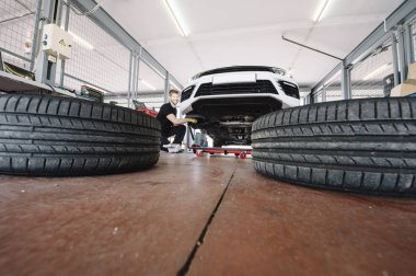 Lastik yerine kendi atölyesinde mekanik