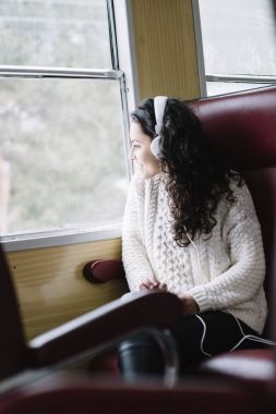 Teen yolcu bir tren seyahat müzik dinlemek