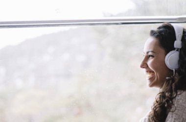 Teen yolcu bir tren seyahat müzik dinlemek