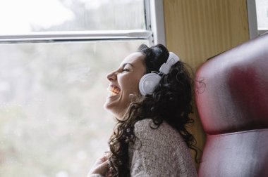 Teen yolcu bir tren seyahat müzik dinlemek