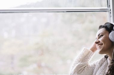 Teen yolcu bir tren seyahat müzik dinlemek