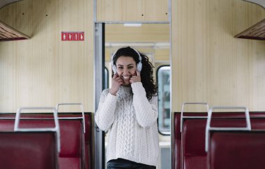 Teen yolcu bir tren seyahat müzik dinlemek