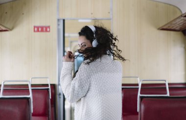 Teen yolcu bir tren seyahat müzik dinlemek