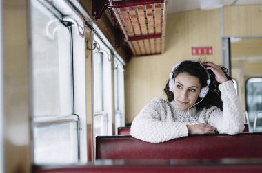 Teen yolcu bir tren seyahat müzik dinlemek