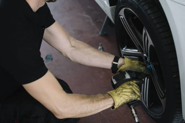 타이어를 대체 하는 워크숍에서 기계 — 스톡 사진
