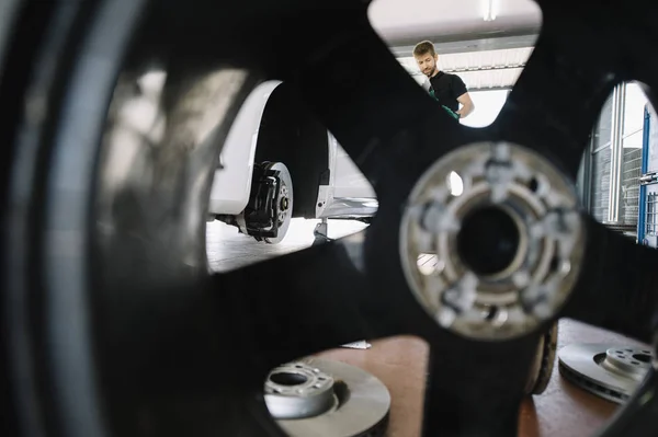 타이어를 대체 하는 워크숍에서 기계 — 스톡 사진