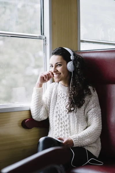 Teen yolcu bir tren seyahat müzik dinlemek — Stok fotoğraf