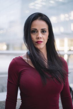 Sokakta portre genç esmer