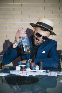 içme ve poker oynamaya adam