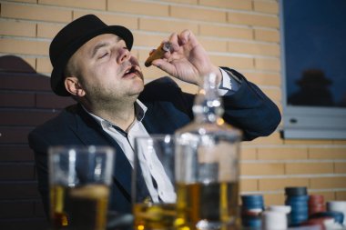 Sigara ve içki adam