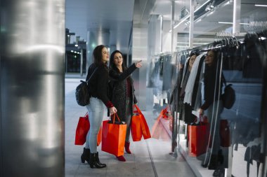 Vitrin şehir bakarak alışveriş iki genç kadın