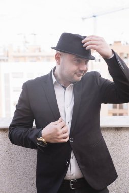 Romanya ile şapka adam