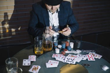 Poker oynamaya ve içme arkadaş