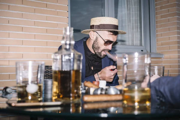 Hombre beber y fumar — Foto de Stock