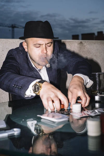 Poker oynamaya ve içme arkadaş