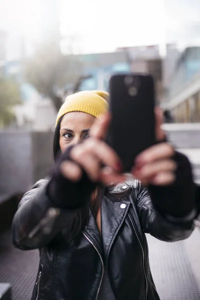 Młode kobiety biorąc selfie na ulicy — Zdjęcie stockowe