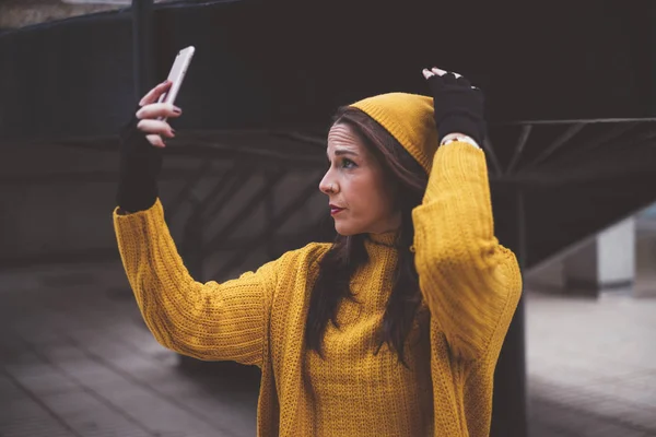 Młode kobiety biorąc selfie na ulicy — Zdjęcie stockowe