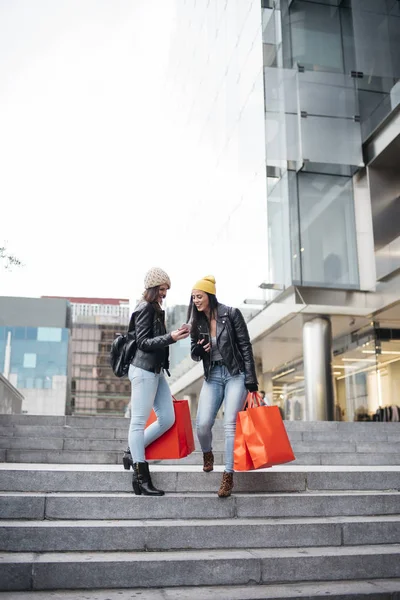 Молоді модні жінки купують в місті . — стокове фото
