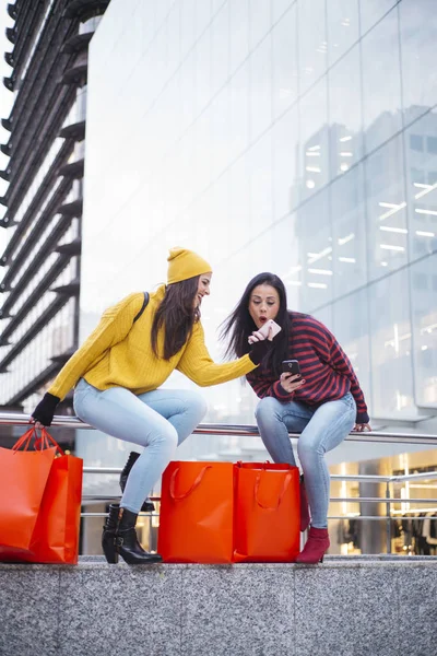 Duas mulheres amigas tirando uma selfie na rua depois de fazer compras — Fotografia de Stock