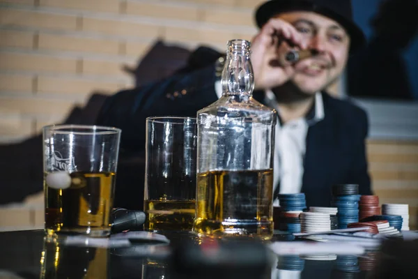Mann raucht und trinkt — Stockfoto