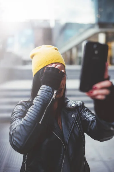 Jovens mulheres tirando uma selfie na rua — Fotografia de Stock