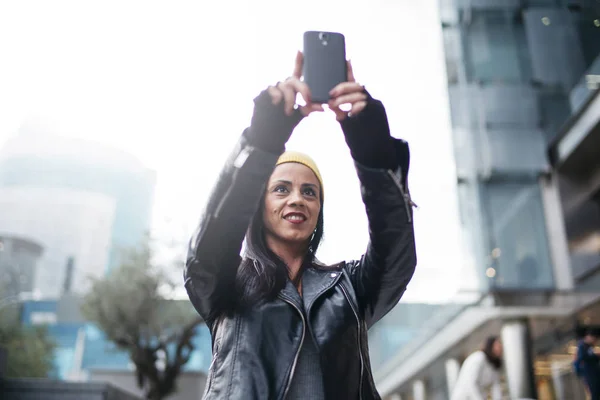 Młode kobiety biorąc selfie na ulicy — Zdjęcie stockowe