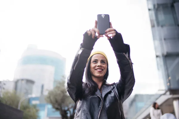 Jovens mulheres tirando uma selfie na rua — Fotografia de Stock