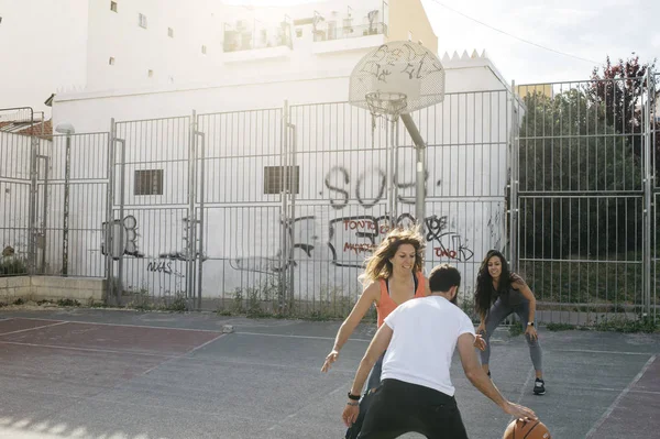 Drei Freunde spielen zusammen Basketball — Stockfoto