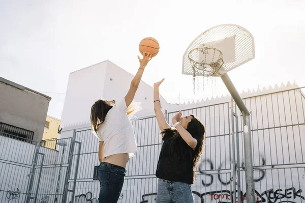 Двоє друзів грають у баскетбол разом — стокове фото