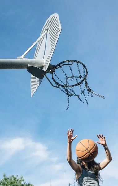 Junge Frau spielt im Basketball — Stockfoto