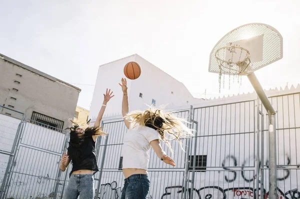 Δύο φίλοι παίζουν μπάσκετ μαζί — Φωτογραφία Αρχείου