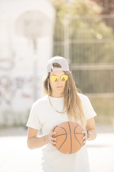 Приваблива Жінка Позує Ячем Баскетболу — стокове фото