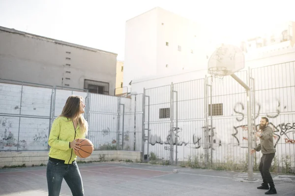 Zwei Freunde spielen zusammen Basketball — Stockfoto