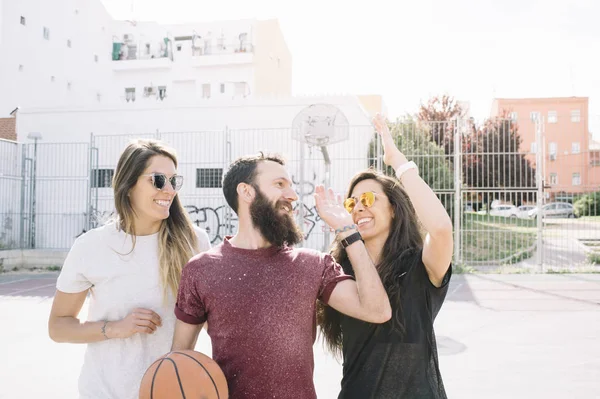 Tres amigos jugando baloncesto juntos — Foto de Stock