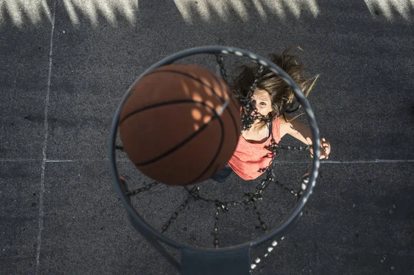 Junge Frau spielt im Basketball — Stockfoto