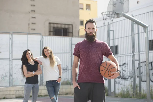 Tre amici che giocano a basket insieme — Foto Stock