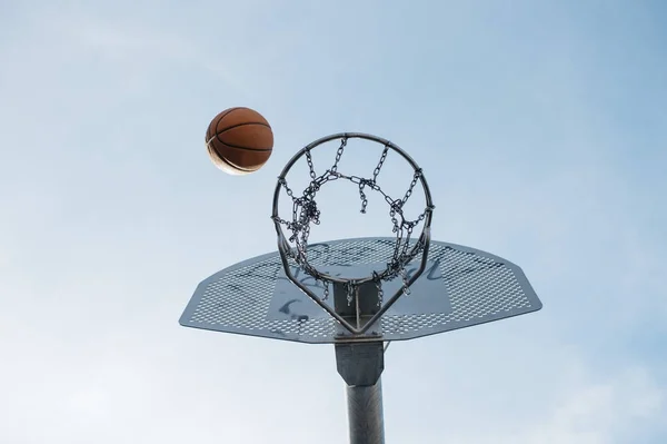 Ball fällt in den Korb — Stockfoto