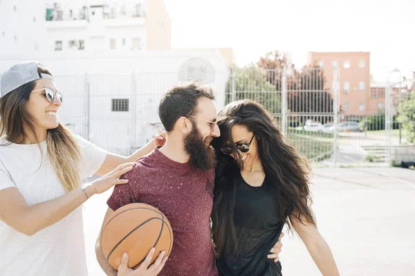 Tres amigos jugando baloncesto juntos — Foto de Stock