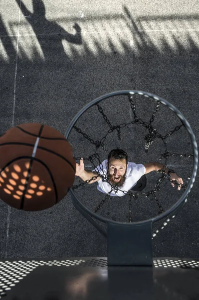 Junger Mann spielt Basketball im Freien — Stockfoto