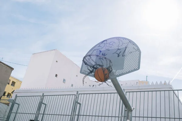 Ball fällt in den Korb — Stockfoto