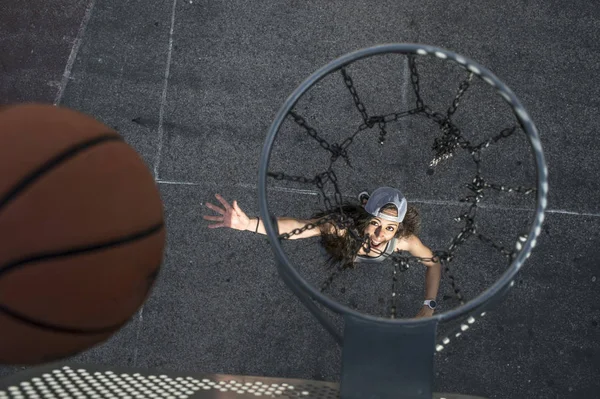 Jovem mulher jogando basquete — Fotografia de Stock