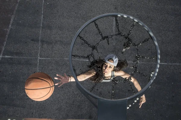 Giovane donna che gioca a basket — Foto Stock