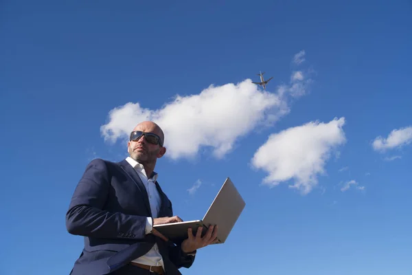 Uomo d'affari con laptop — Foto Stock