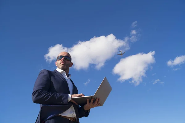 Hombre de negocios con portátil, al aire libre — Foto de Stock