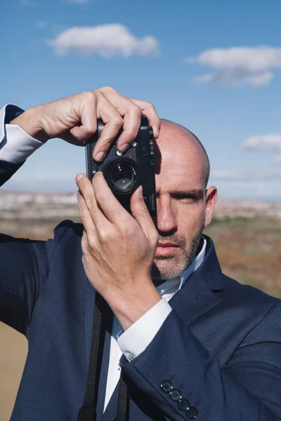 Retrato de homem sexy tirando uma foto — Fotografia de Stock