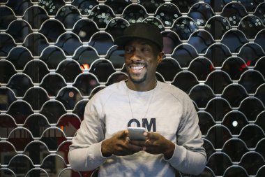 Afrika adam sokakta telefon kullanma.