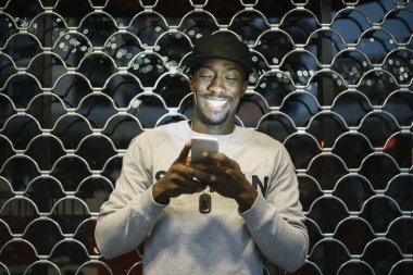 Afrika adam sokakta telefon kullanma.