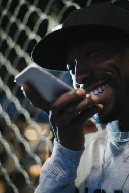 Afrika adam sokakta telefon kullanma.