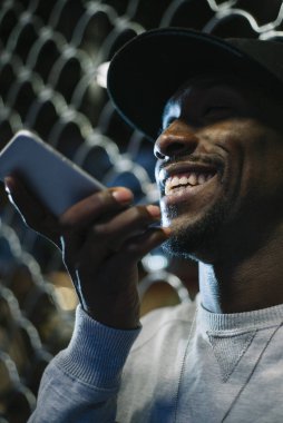 Afrika adam sokakta telefon kullanma.